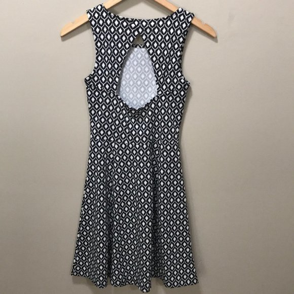 {H&M} Black and White Patterned Skater Dress - Picture 4 of 6